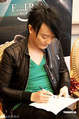 幻灯图集：飞儿乐队上海宣传 即兴演唱展不俗实力 