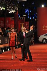 组图：《惊天魔盗团》路易斯西装革履亮相