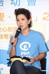 组图：郑伊健与蒙嘉慧无造人计划 助养柬埔寨小孩