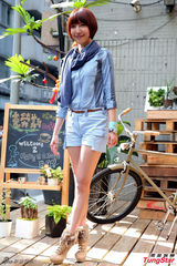 组图：杨谨华清新甜美 短裤亮相秀长腿