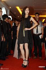 组图：唐嫣出席时尚活动 坦承台湾行见过邱泽