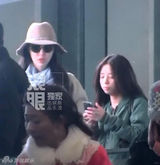 组图：田朴珺美国归来未见王石 装扮贵妇拿玩偶