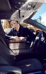 组图：大张伟变优雅绅士 蓝风衣飞机头一改嘻哈