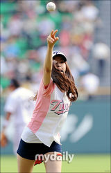 组图：韩女子组合A pink任棒球赛开球员粉红可爱