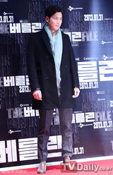 组图：全智贤新片《柏林》首映 李秉宪SJ等力挺