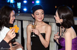 幻灯图：三大美女相聚夜上海 霍思燕舒淇聊不停