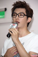 组图：炎亚纶亮相公益活动 戴黑框眼镜显斯文