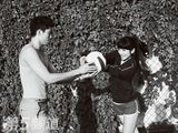 高清图：黄奕化身排球女将 与沈琼演绎纯美运动