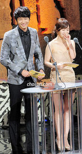 组图：首尔电视剧颁奖 李彩英性感装秀傲人双峰