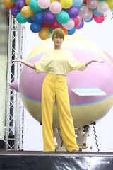 组图：杨丞琳曝青峰曾解她内衣 献唱遭火花烫舌