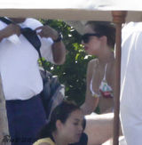 组图：LadyGaga狂甩赘肉 碎花比基尼清凉度假