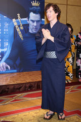 组图：卷福和服装出席东京杂志封面大赏