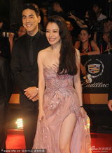 组图：徐若瑄走红毯 露腿露背秀性感