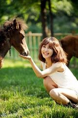 组图：李菲儿夏日清凉装扮 与萌宠互动显爱心