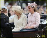 组图：女王携皇室亮相阅兵 凯特王妃大肚优雅