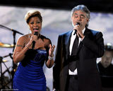 高清：玛丽-J-布莱姬联袂盲人歌神安德烈-波切利