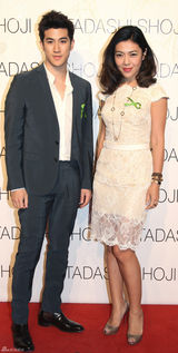 组图：李治廷帅气亮相 身系绿丝带为雅安祈福