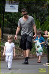 组图：瑞奇马丁携爱子亮相 壮硕身材父爱爆棚