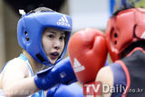 组图：韩星李诗英参加拳击比赛首场比赛获胜