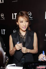 组图：谢婷婷黑色劲装出席时装品牌活动