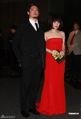 组图：赌王何鸿燊九十寿宴 何超仪红裙性感迷人