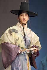 组图：东方神起有天穿古装亮相 现场上演变装秀