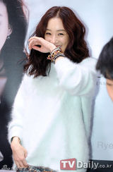 组图：韩星郑丽媛办签名会亲切随和甜美卖萌