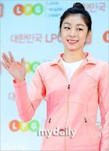 组图：韩花滑选手金妍儿粉装甜笑参加欢迎会