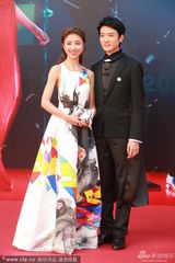 组图：颜卓灵红毯镂空秀美背 携手蔡瀚亿卖萌