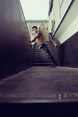 组图：王学兵拍杂志写真 演绎冷峻男的黑色幽默