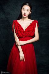 组图：高洋时尚大片红色长裙冷艳高贵