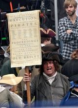 组图：德普上半身海盗船长下半身休闲装现身片场