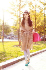 组图：徐立秋日毛衣街拍演绎浪漫童话