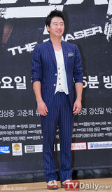 组图：高俊熙孙贤周等亮相韩剧《追踪者》发布会