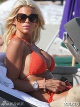 组图：名模希斯特德迈阿密度假 比基尼大露半球