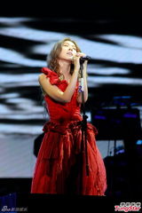 组图：陈绮贞红馆开唱 火红礼服上演女女热吻