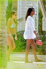 组图：坎贝尔与前任夫妻三人行 正室比基尼示威