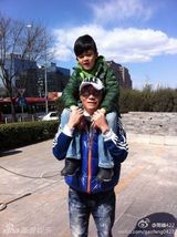 组图：那英儿子萌照曝光 学习老爸高峰爱踢足球