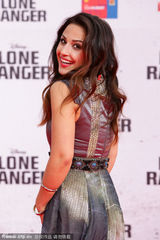 组图：德普撑《独行侠》柏林首映 汉莫揽美女