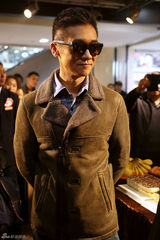 组图：黄志忠亮相活动引围观 款型大叔人气高