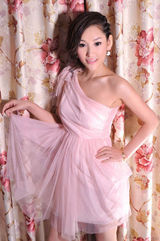 组图：徐黛妮唱歌拍戏两不误 新歌造型气质逼人