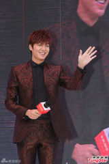 组图：李敏镐中国出席活动 嘟嘴吐舌狂卖萌