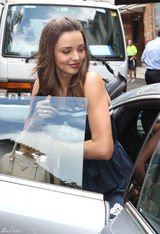 高清组图：辣妈米兰达-可儿裙装亮相清新俏丽