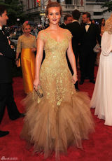 阿尔巴金色长裙赛缪斯 老牌美女波姬-小丝拄拐(图)