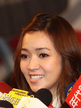 组图：侯佩岑知性装现身 承认订婚否认结婚怀孕