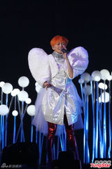 组图：孙燕姿橙发亮眼披黄金甲 许美静助阵