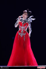 组图：江蕙演唱会造型似黄金圣衣 舞台绚丽迷幻