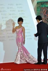 组图：赵雅芝黄锦燊携手亮相白玉兰闭幕红毯