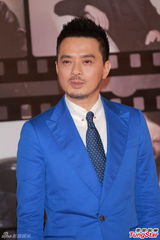 组图：黄耀明蓝色西装现身红毯 俏皮时尚