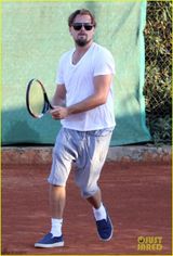 组图：莱昂纳多骑单车 动作惊险吓坏小伙伴